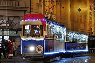 Veseli božićni tramvaj na zagrebačkim ulicama